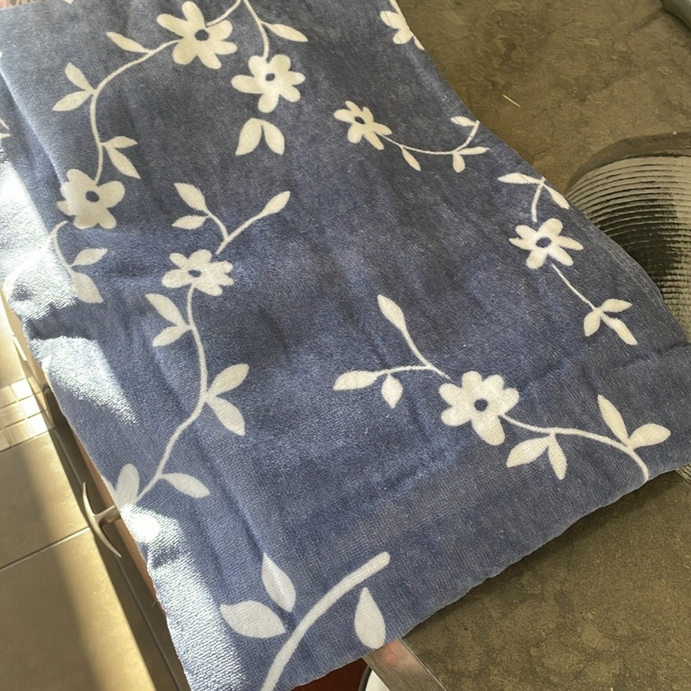BRAND NEW PINK Beach Towel - Picture 2 of 7